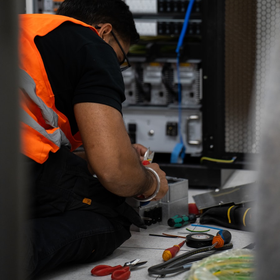 Tecnico Rontech al lavoro su apparati di rete