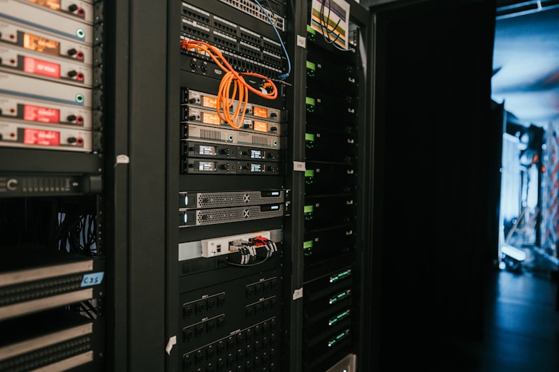 Armadio rack con server e cablaggio di rete